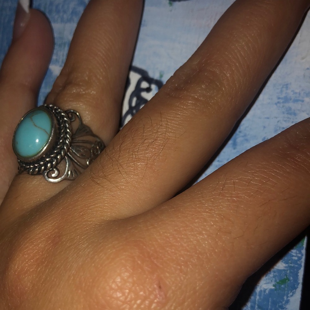 Stainless steel detailed thrifted ring with turquoise rock in middle - Picture 3 of 4